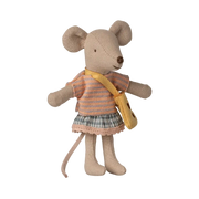 Kleine Schwester Maus mit Tasche