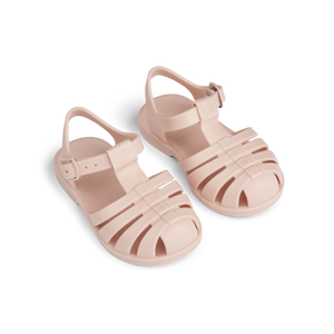 Bre Sandalen Sorbet Rose von Liewood, wasserdicht und flexibel, ideal für Sommerabenteuer und süße Panda-Fußabdrücke.