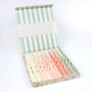 Meri Meri x Liberty gedrehte Kerzen in Geschenkbox, innen mit Streifen und außen mit Blumenmuster.