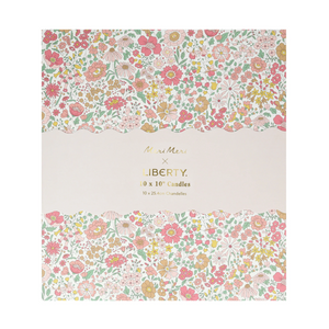 Meri Meri x Liberty Geschenkbox mit 10 gedrehten Kerzen, verziert mit buntem Liberty-Blumenmuster.