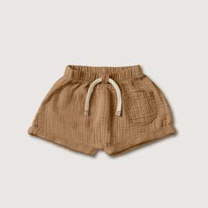 Leichte Musselin-Babyshorts in Bronze mit elastischem Bund und Taschen aus Bio-Baumwolle.