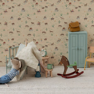 Spielszene mit Schaukelpferd aus Holz und Mäusen im Kinderzimmer, liebevoll gestalteter Hintergrund mit bunten Wandmustern.