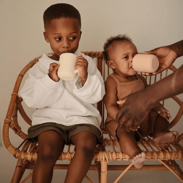 Mushie Silikon Trainingsbecher Sand | Trinkbecher | Beluga Kids