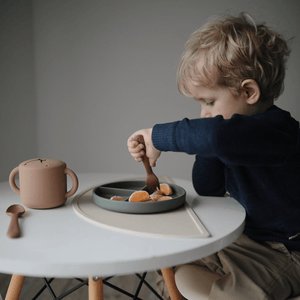 Mushie Stay-put Silikon Teller Dried Thyme | Kindergeschirr | Beluga Kids