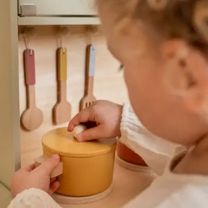 Spielküche Mint von Little Dutch mit zwei Pfannen und Küchenzubehör
