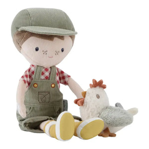 Kuschelpuppe Bauer Jim von Little Dutch, Latzhose und Huhn im Detail