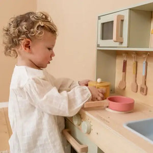 Little Dutch Kinderküche Mint, Ablageflächen und Schrank im Detail