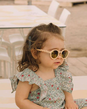 Kleinkind trägt die ovale Olivio&Co. Sonnenbrille in Desert Sand