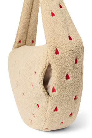 Studio Noos Ecru Heart Teddy Cross Body Bag getragen