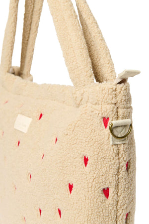 Studio Noos Ecru Heart Teddy Wickeltasche getragen unterwegs