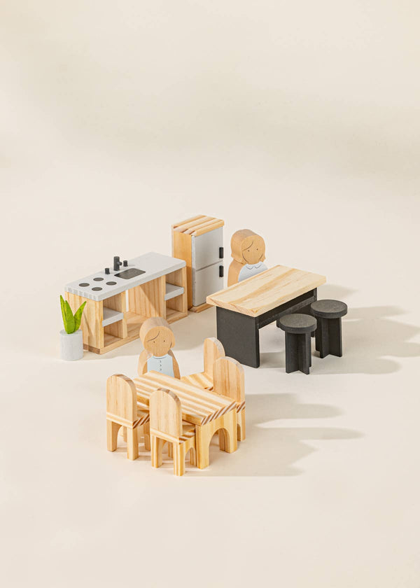 Holzpuppenhaus Küchenmöbel Set mit Kühlschrank, Tisch, Stühlen und Figuren für kreative Spielstunden.