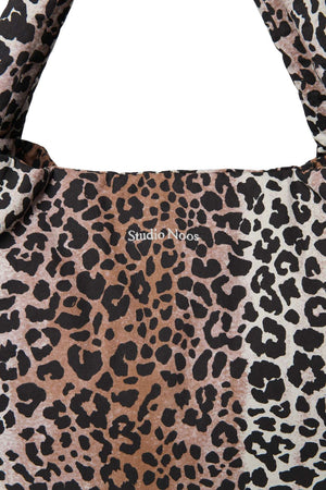 Mom Bag Hazel Leopard am Kinderwagen befestigt
