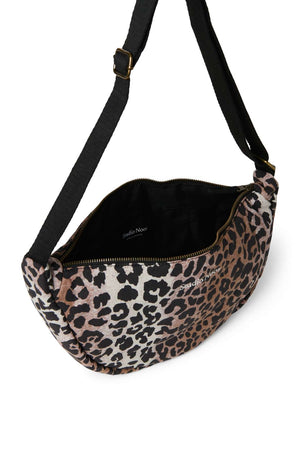 Gürteltasche Hazel Leopard als Crossbody getragen