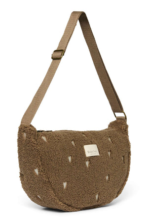 Braune Teddy-Gürteltasche von Studio Noos am Körper