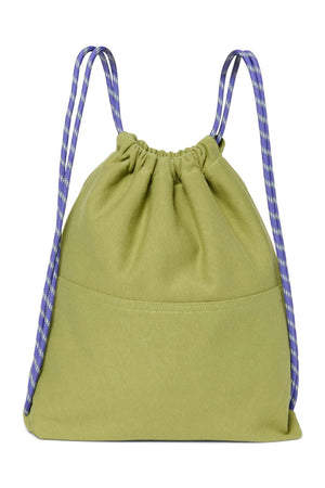 Kind trägt den grünen Jersey Gym Bag von Studio Noos