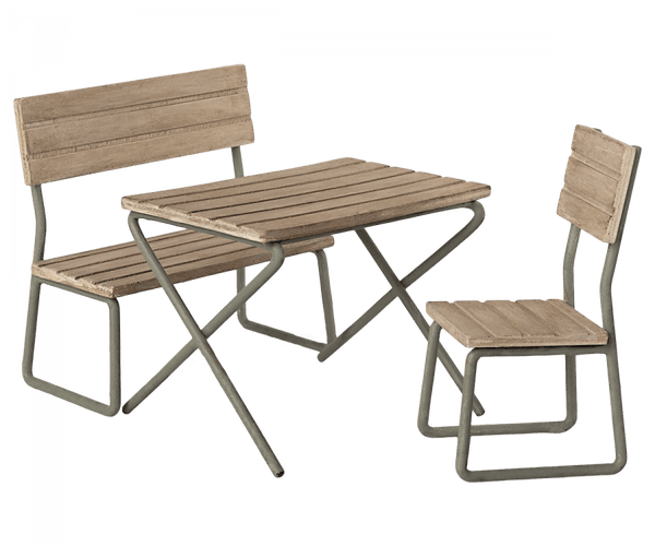 Table de jardin avec chaise et banc