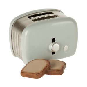 Handgefertigter Maileg Toaster in Minze mit Brotscheiben im Detail