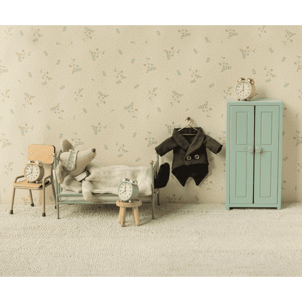Soft-blauer Maileg-Kleiderschrank mit drei goldenen Kleiderbügeln