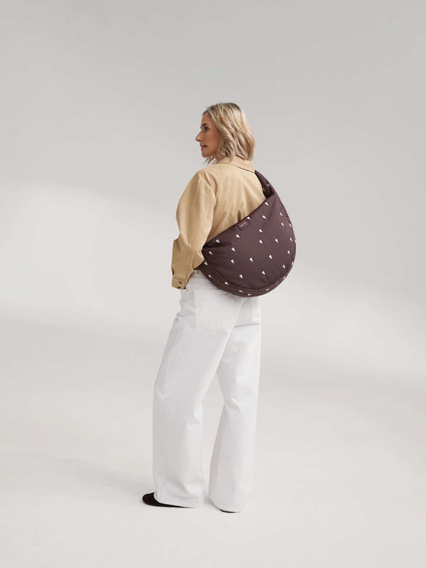 Braune Herzen auf dem gesteppten Puffy-Stoff der Studio Noos Tasche