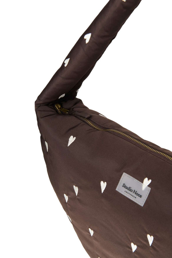 Reissverschluss der Studio Noos Cross Body Bag Brown Hearts im Detail