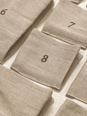 ferm LIVING Adventskalender Pine an der Wand aufgehängt