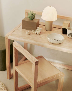 Frill Lampe Cashmere kabellos auf einem Nachttisch im Kinderzimmer