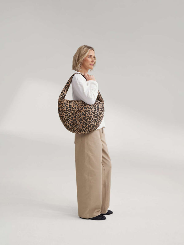 Studio Noos Cross Body Bag im Brown-Leopard-Print von der Seite