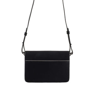 Schultertasche Club Chic Black über der Schulter getragen