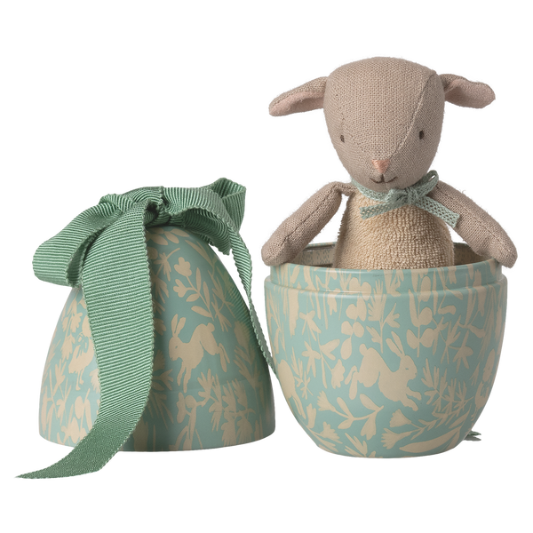 Œuf de Pâques avec micro-agneau, légèrement saupoudré de menthe 