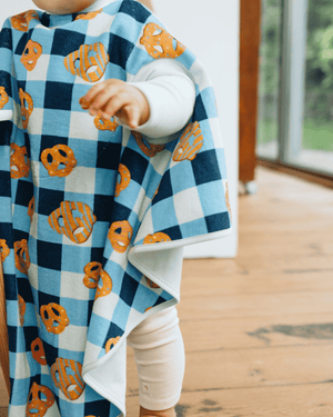 Flexibel verstellbarer Kragen des Little Casimir Lätzchens Boo Pretzel Club
