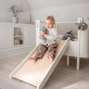 Gebogene Holzsprossen des Sebra Bett Baby & Junior im Detail