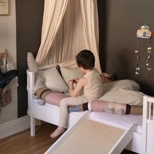 Sebra Bett Junior & Grow im Kinderzimmer mit Bettwäsche