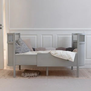 Sebra Bett Baby & Junior Stone Grey neben der Wickelkommode