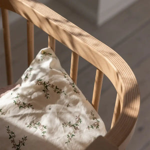 Sebra Beistellbett Wooden Edition am Elternbett fixiert