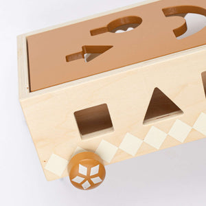 Bunte Holzformen des Fabelab Sortierwagens
