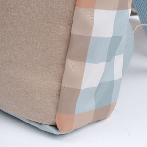 Kind trägt den kleinen Fabelab Rucksack Cottage Blue Checks