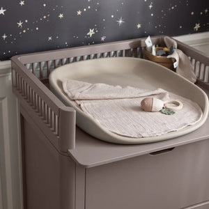 Wickelfläche der Sebra Wickelkommode Jetty Beige mit 14 cm Rand