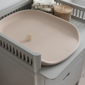 Ausgestanzter Griff der Sebra Wickelkommode Stone Grey