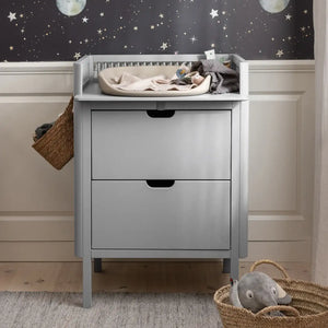 Geöffnete Schublade der Sebra Wickelkommode Stone Grey
