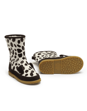 Dalmatiner-Punkte auf dem Leder der Donsje Wadudu Exclusive Stiefel