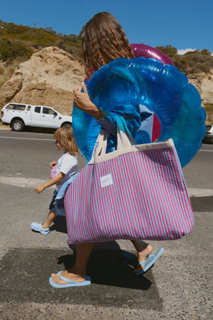 Studio Noos Strandtasche Raspberry – geöffnet mit Innenraum