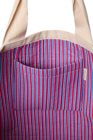 Studio Noos Strandtasche Raspberry – getragen über der Schulter