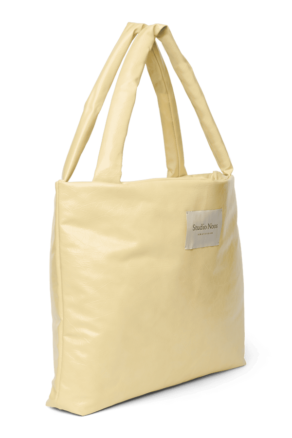 Studio Noos Vegan Leather Mom Bag Butter Yellow über der Schulter