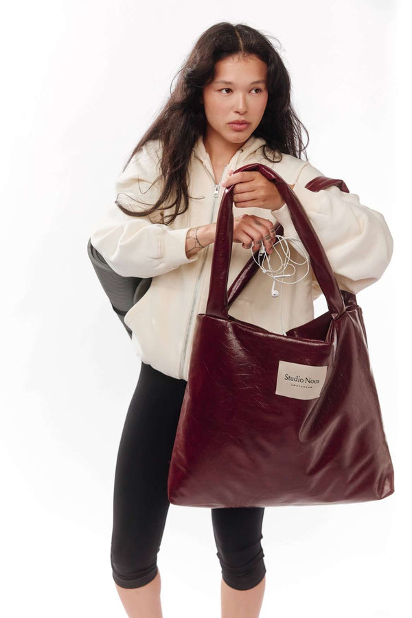 Mom Bag von Studio Noos in Burgundy aus veganem Leder, seitlich