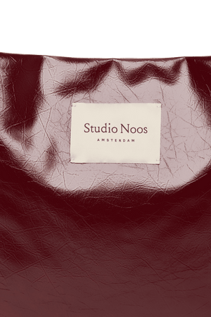 Studio Noos Mom Bag Burgundy geöffnet mit Stauraum