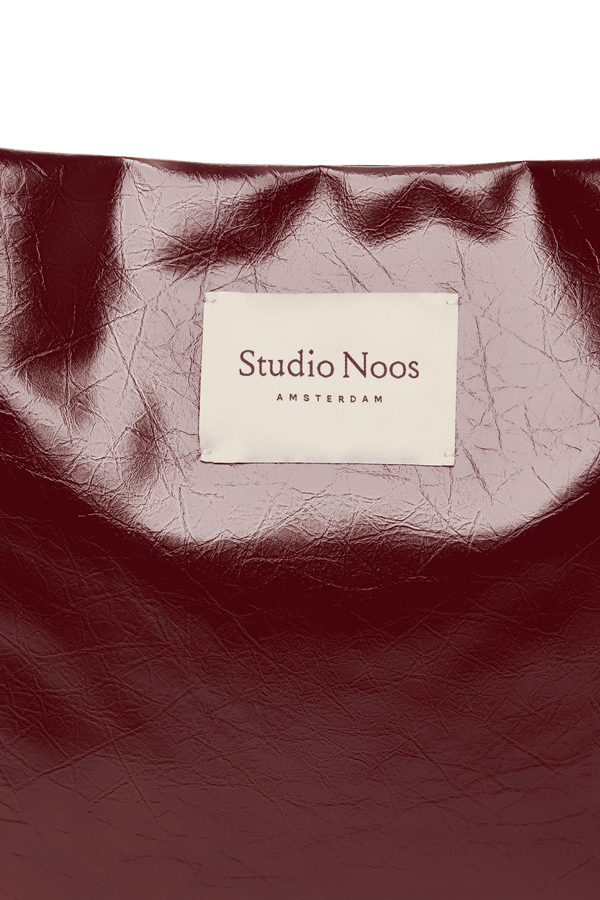 Studio Noos Mom Bag Burgundy geöffnet mit Stauraum