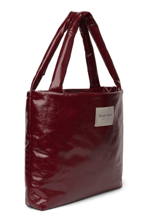 Studio Noos Vegan Leather Mom Bag Burgundy getragen