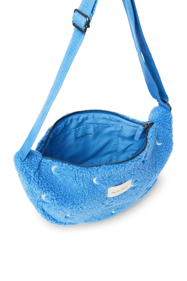 Mondmotiv auf hellblauem Teddy-Stoff der Studio Noos Gürteltasche