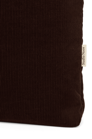 Dunkelbraune Rib Puffy Mom Bag von Studio Noos von der Seite