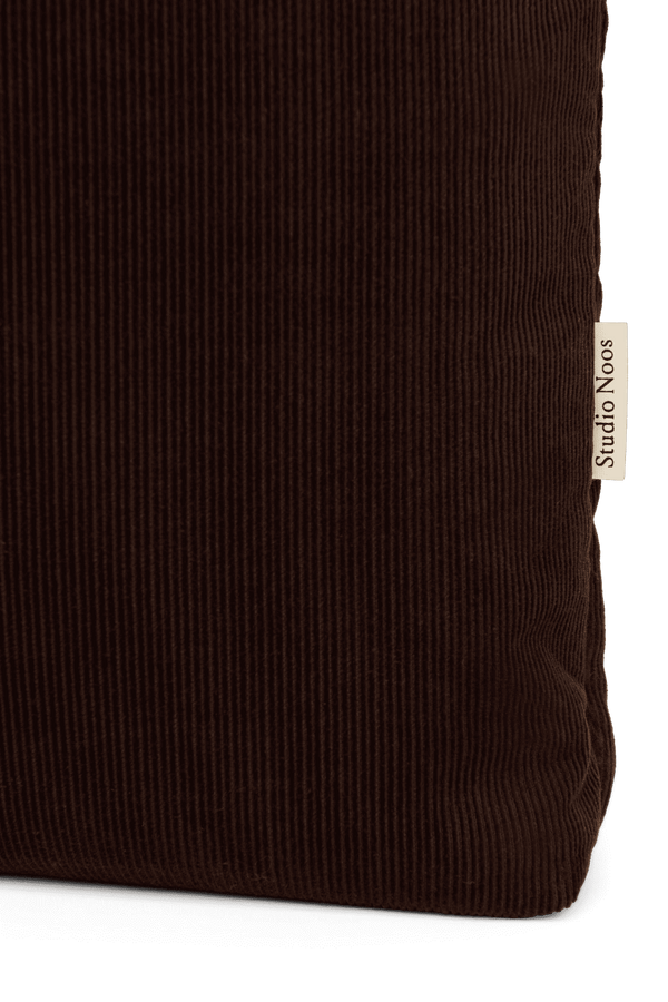 Dunkelbraune Rib Puffy Mom Bag von Studio Noos von der Seite